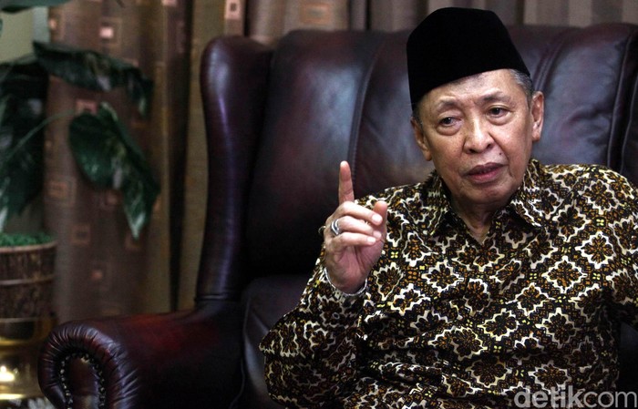 Mantan Wakil presiden Hamzah Haz saat berbincang bersama detikcom dikediamannya, Jakarta, Kamis (13/08/2015). Grandyos Zafna/detikcom