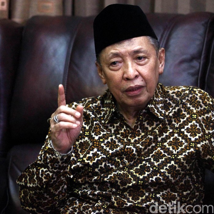 Mantan Wakil presiden Hamzah Haz saat berbincang bersama detikcom dikediamannya, Jakarta, Kamis (13/08/2015). Grandyos Zafna/detikcom