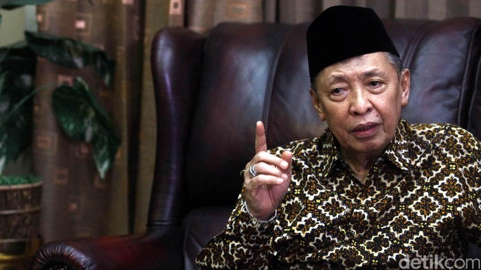 Mantan Wakil presiden Hamzah Haz saat berbincang bersama detikcom dikediamannya, Jakarta, Kamis (13/08/2015). Grandyos Zafna/detikcom