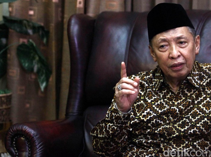 Mantan Wakil presiden Hamzah Haz saat berbincang bersama detikcom dikediamannya, Jakarta, Kamis (13/08/2015). Grandyos Zafna/detikcom