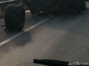 Patah As Belakang Truk Ini Sebabkan Kemacetan di Tol Cikampek