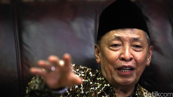 Mantan Wakil presiden Hamzah Haz saat berbincang bersama detikcom dikediamannya, Jakarta, Kamis (13/08/2015). Grandyos Zafna/detikcom