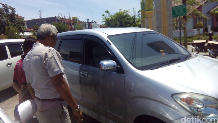 Kaca Mobil Dipecahkan Perampok, Uang Rp 142 Juta Hilang