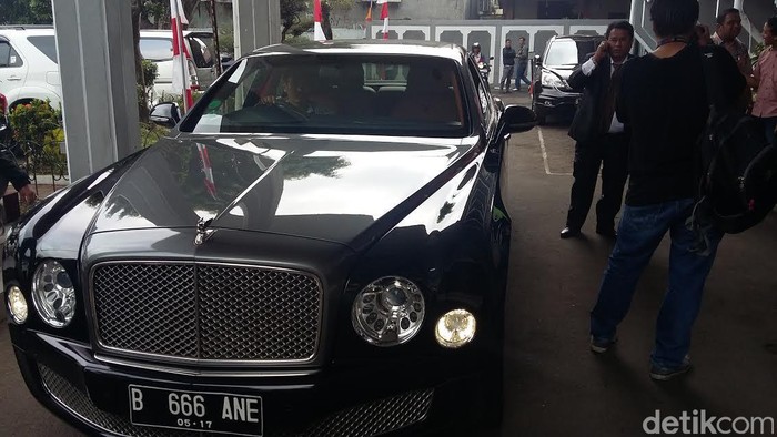 Naik Bentley ke Pengadilan Jaksel, Hotman Ambil Putusan Bebas 2 Terdakwa JIS