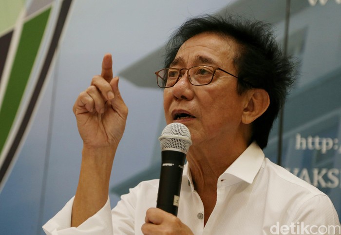 Kepala Badan Pengawas Makanan dan Obat (BPOM) Roy Sparinga bersama Direktur Utama PT Sido Muncul Irwan Hidayat memberikan keterangan pers di Kantor BPOM, Jakarta Pusat, Jumat (14/8/2015). BPOM memastikan tolak angin yang dilebeli warning di California Amerika Serikat aman dikonsumsi. Agung Pambudhy/Detikcom.