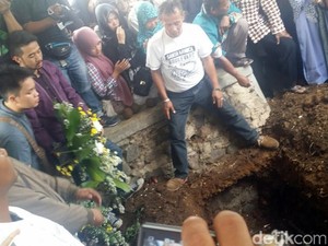 Wali Kota Sukabumi, Rekan Kuliah, dan Keluarga Lepas Dania Sang Pendaki di Pemakaman
