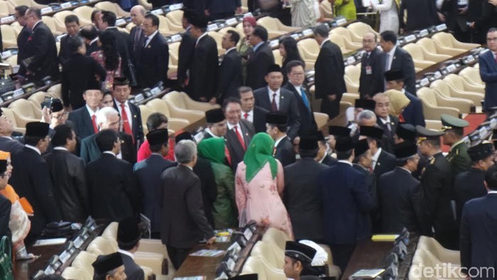Sidang Bersama DPD-DPR Selesai, Jokowi Salami Anggota Dewan