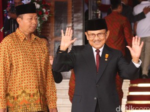 BJ Habibie Sempat Sakit karena Kelelahan, Kini Membaik