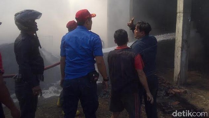 Sebuah Gudang di By Pass Mojokerto Terbakar