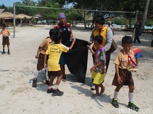 Jelang HUT RI ke-70, Pantai Perawan di Kepulauan Seribu Dibersihkan