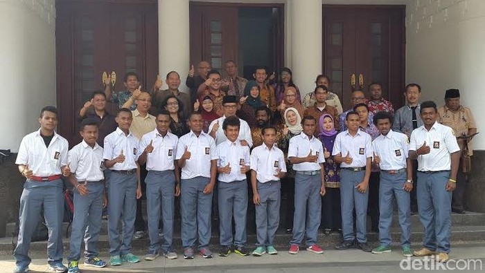 Ridwan Kamil Dititipi 70 Anak Papua yang Sekolah di Bandung