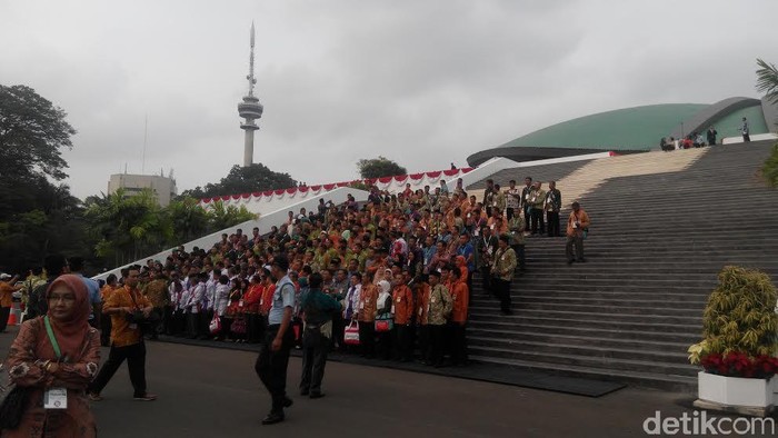 Sebelum Sidang Tahunan, Ratusan Peserta Asyik Berfoto di Gedung Kura-kura