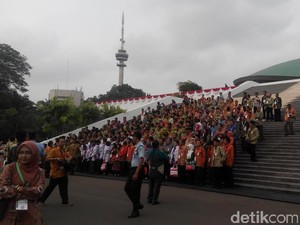 Sebelum Sidang Tahunan, Ratusan Peserta Asyik Berfoto di Gedung Kura-kura
