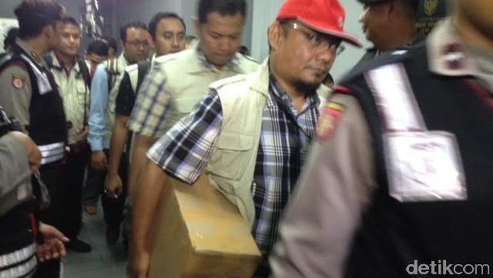 Selesai Geledah Kantor DPRD Sumut, KPK Bawa 7 Kardus dan 2 Koper