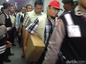 Penyidik KPK Bawa Dokumen soal Bansos Usai Geledah Kasus Suap di Medan