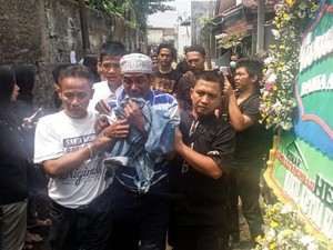 Tangis Sambut Jenazah Dania, Pendaki Perempuan yang Tewas di Lereng Mahameru