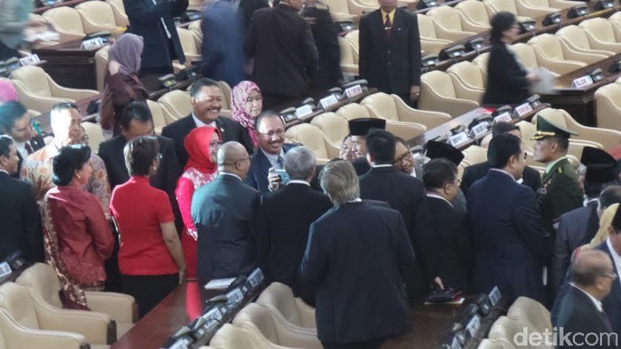 Anggota DPR pun Ajak Presiden Jokowi Selfie Bareng