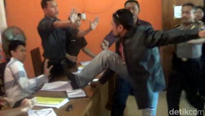 Mengamuk di KPU Banyuwangi, Anggota LSM Diamankan Polisi