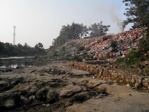 Melihat Tumpukan Sampah di Bantaran Kali di Bekasi, iiih Bauuu!