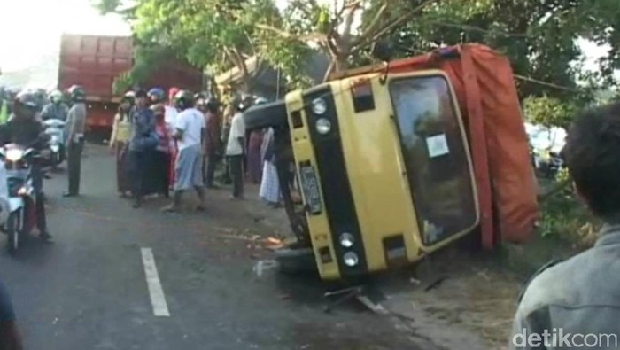 Kecelakaan Beruntun 3 Truk dan 3 Motor, Belasan Terluka di Pasuruan