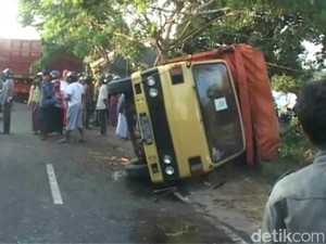 Kecelakaan Beruntun 3 Truk dan 3 Motor, Belasan Terluka di Pasuruan