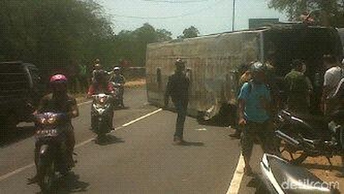 Tabrak Truk, Bus Sarat Muatan Penumpang Terguling di Situbondo