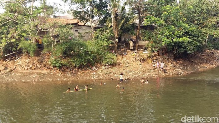 Melihat Riangnya Anak-anak Mandi di Kali Ciliwung Markas Kopassus