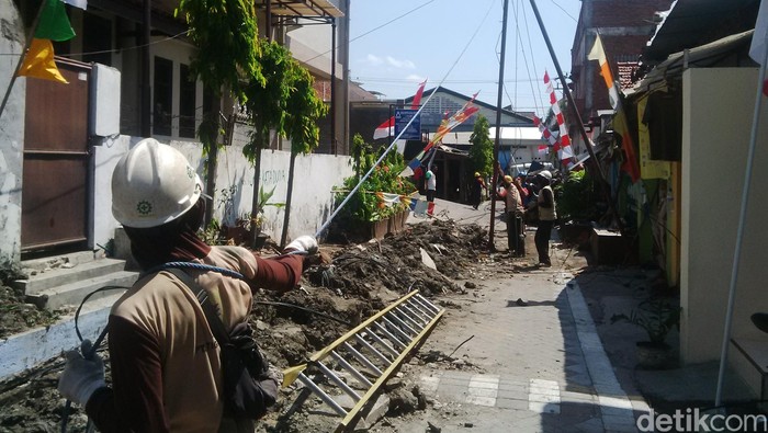 Tiang dan Gardu PLN Ambruk Timpa Rumah Kos