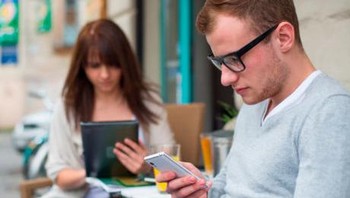 Tidak terpaku dengan smartphone, diblokirnya Facebook akan mengurangi kebiasaan pengguna yang sering lupa waktu bahkan melupakan orang-orang yang ada di sekitarnya karena keasyikan mengeksplore beragam konten yang ada di Facebook. (Foto: thinkstock)