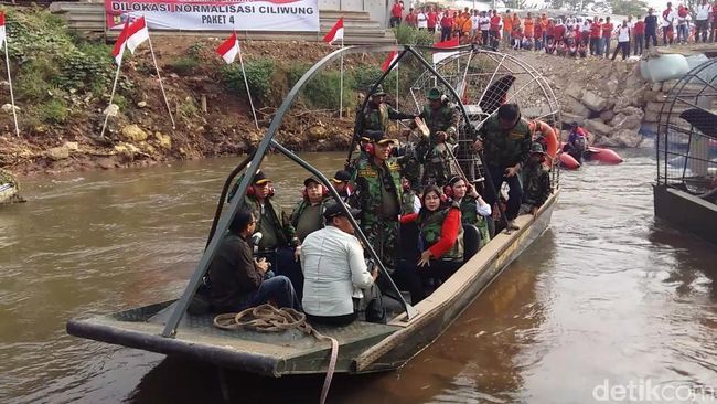 Hadiri Pesta Rakyat Ciliwung, Pangdam Jaya Sapa Warga Naik 