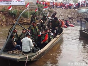 Hadiri Pesta Rakyat Ciliwung, Pangdam Jaya Sapa Warga Naik Airboat