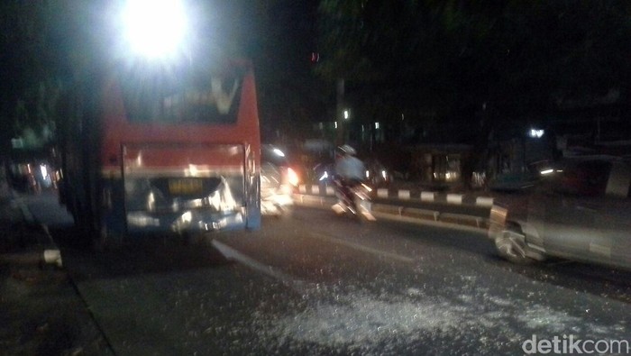 Metromini 75 Tabrak Mobil Saat Terobos Lampu Merah di Pejaten