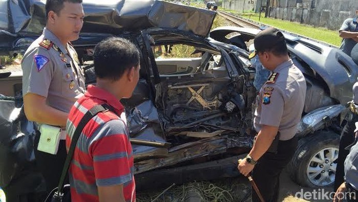 Kecelakaan Toyota Innova vs Kereta Api di Jember, 5 Orang Tewas