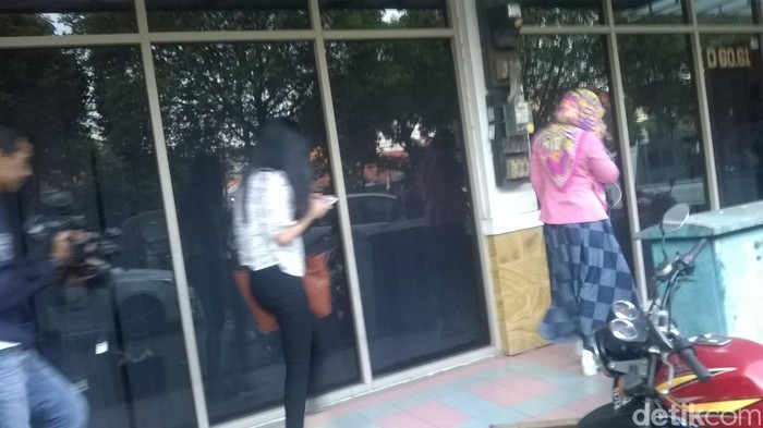 Keluarga Penumpang Tersedu Datangi Kantor Trigana di Kalimalang