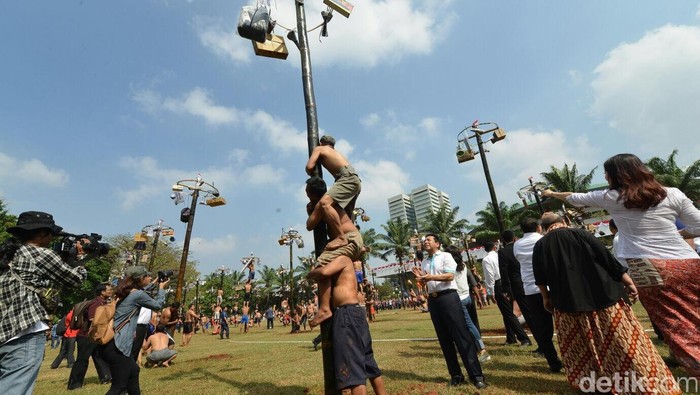 HUT ke-70 RI, DPR Bikin Rekor Muri Lomba Panjat Bambu