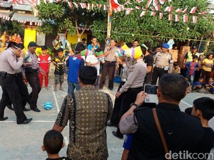 Serunya Lomba 17-an di Tangerang, Polisi vs Warga Main Bola dengan Gaya Unik