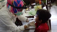Pemeriksaan, pencabutan, dan pembersihan karang gigi dapat dilakukan untuk masyarakat umum yang datang ke SDN 05 Cipete Utara, Jakarta Selatan. Bila ada kasus yang membutuhkan operasi sudah tersedia juga Mobil Sehat oleh CT Foundation sebagai ruang operasi berjalan. (Foto: Firdaus/detikHealth)