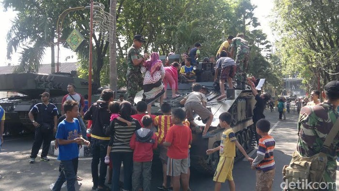 HUT ke 70 RI di Sidoarjo, Warga Bisa Naik Tank Leopard