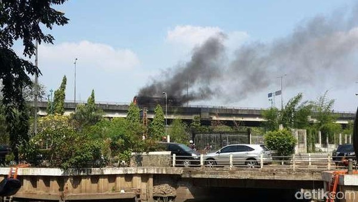 Ada Bus Terbakar di Tol Cempaka Putih, Arus Lalin ke Tanjung Priok Padat