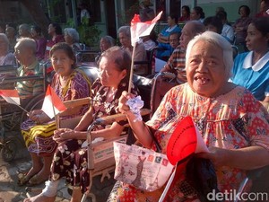 Lansia di Panti Wreda Semarang Semangat Lempari Tentara Belanda