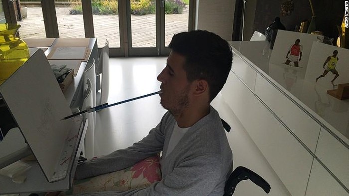 Inspiratif! Meski Lumpuh, Henry Bisa Bikin Lukisan dengan Mulutnya