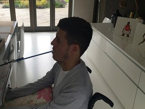 Inspiratif! Meski Lumpuh, Henry Bisa Bikin Lukisan dengan Mulutnya