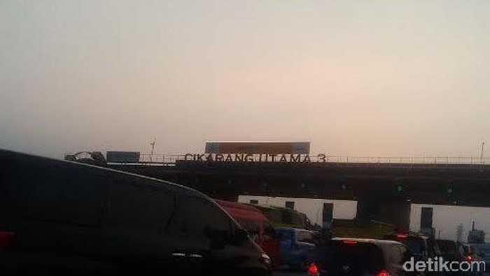 Tol Cikampek Arah ke Jakarta Macet 1 Km di GT Cikarang