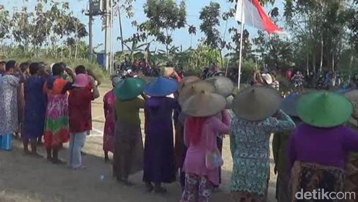 Ratusan Petani Bercaping Upacara Bendera