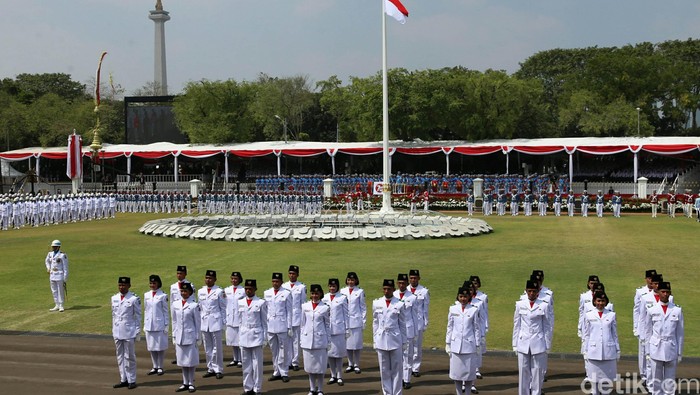 Presiden Joko Widodo (Jokowi) memimpin upacara HUT ke-70 RI di Istana Merdeka, Jakarta, Jumat (17/8). Peringatan HUT RI dihadiri oleh pimpinan lembaga negara, pejabat dan tamu dari negara sahabat.