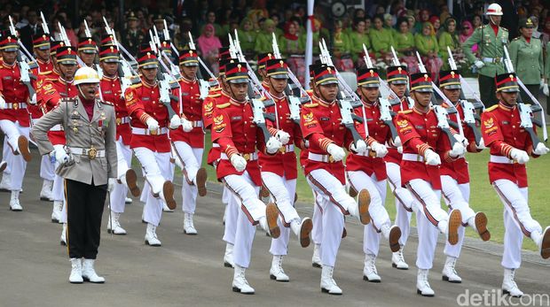 Presiden Joko Widodo (Jokowi) memimpin upacara HUT ke-70 RI di Istana Merdeka, Jakarta, Jumat (17/8). Peringatan HUT RI dihadiri oleh pimpinan lembaga negara, pejabat dan tamu dari negara sahabat.
