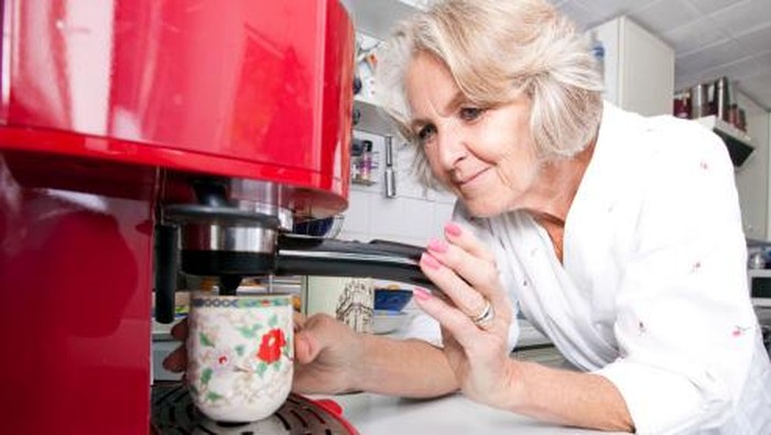 Bagi Nenek-nenek, Minuman Ini Bisa Lindungi Otaknya dari Pikun