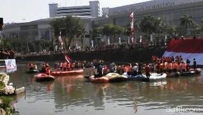 Pecinta Alam Bentangkan Bendera Merah Putih di Kali Mas