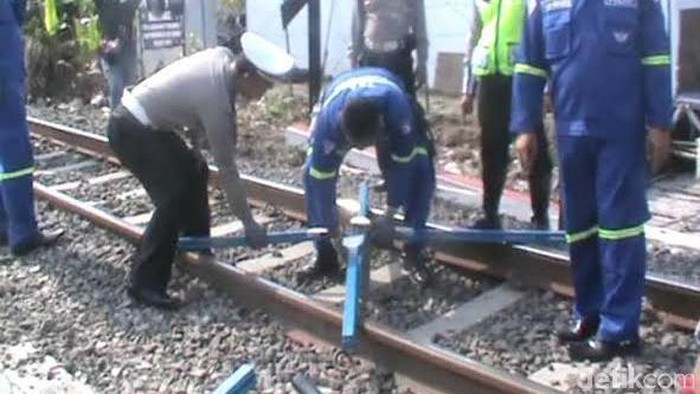 Polisi Olah TKP Kecelakaan Maut KA Vs Innova