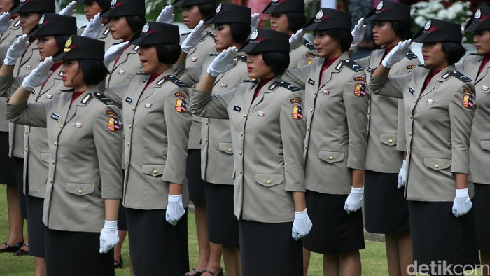 Presiden Joko Widodo memberikan bendera pusaka kepada anggota paskibraka Maria Pelicia Gunawan saat upacara kemerdekan 17 Agustus di Istana Merdeka, Jakarta, Senin (17/8/2015). agung pambudhy/detikfoto